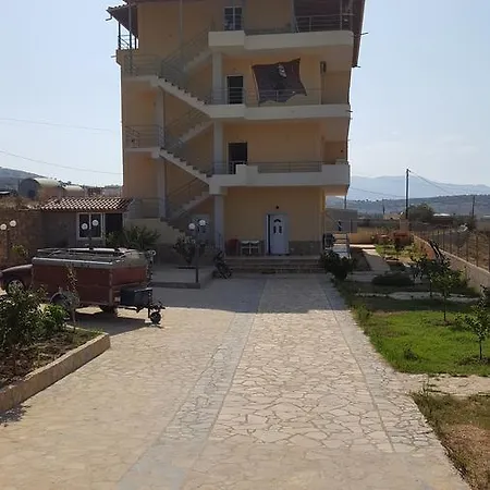 Skenderbeu Apartment *